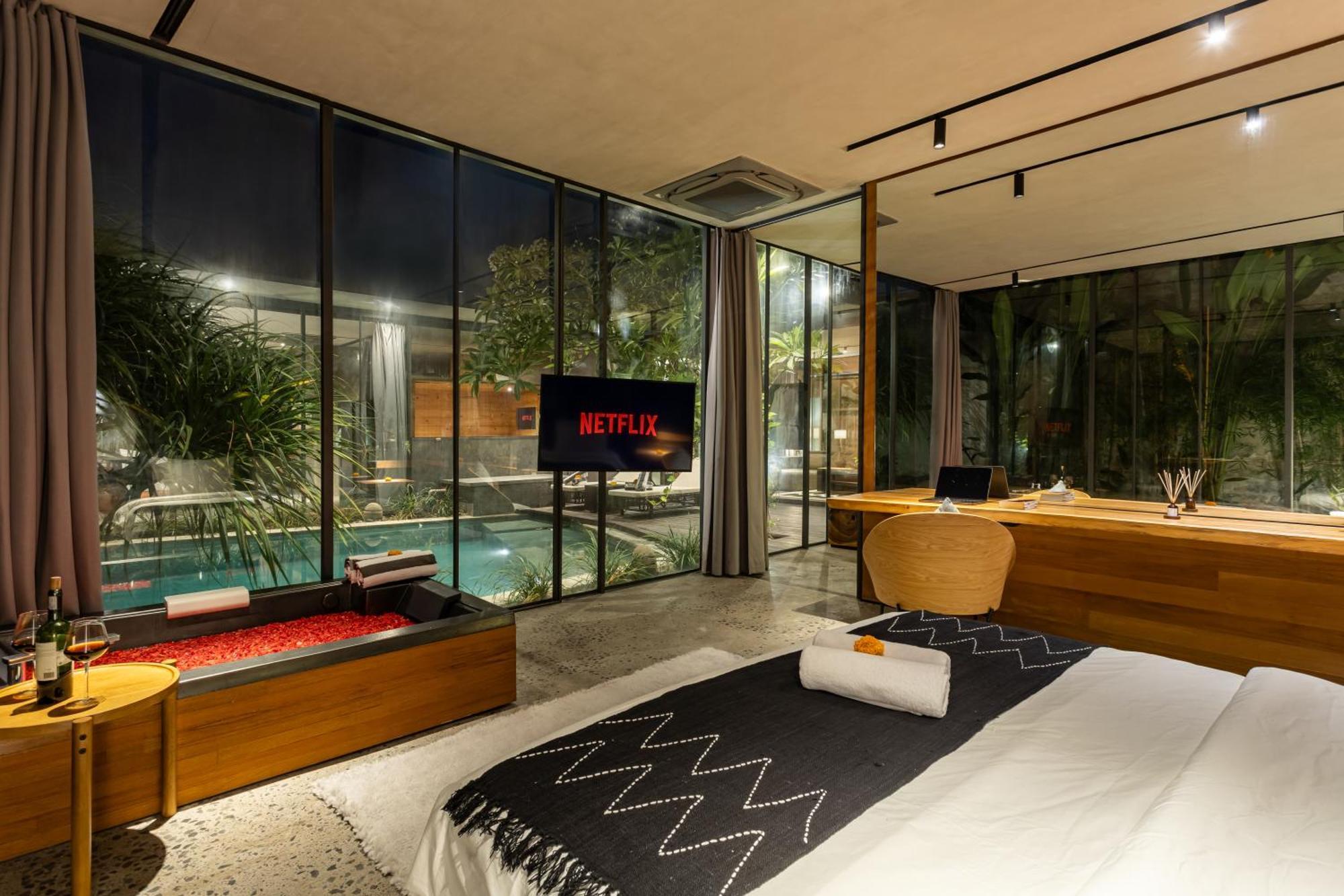 Luxury Industrial With Sauna And Highend Amenities Villa *